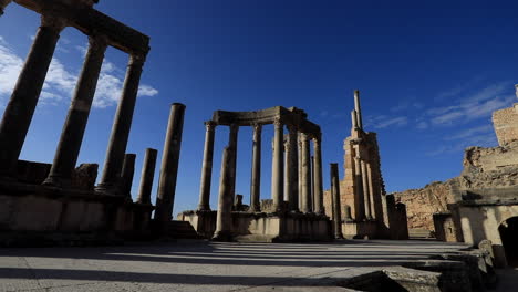 Antike-Römische-Ruinen-In-Dougga-Mit-Blauem-Himmel,-Niedriger-Blickwinkel,-Historische-Stätte