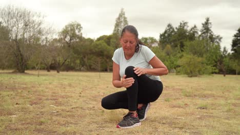 La-Mujer-Siente-Repentinamente-Dolor-En-La-Rodilla-Después-De-Estirarse---Cerrar