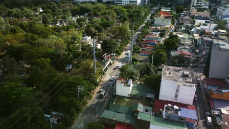 Drohnenaufnahme-Mit-Blick-Auf-Den-Verkehr-Auf-Der-South-Avenue-Im-Sonnigen-Makati,-Philippinen
