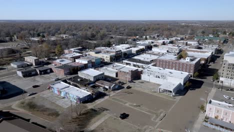 Downtown-Clarksdale,-Mississippi-with-drone-video-moving-in-a-circle