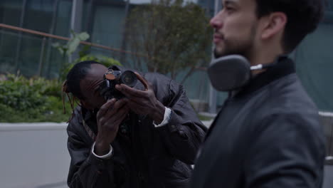 Black-male-photographer-takes-photos-of-model-with-Canon-DSLR-in-city