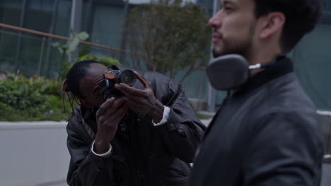 Un-Fotógrafo-Negro-Toma-Fotos-De-Un-Modelo-Con-Canon-DSLR-En-La-Ciudad