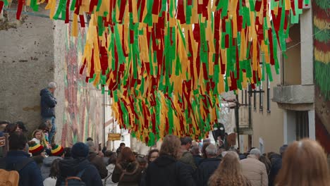 Lebendige-Karnevalsschlangen-Schmücken-Die-Straßen-Von-Podence,-Portugal