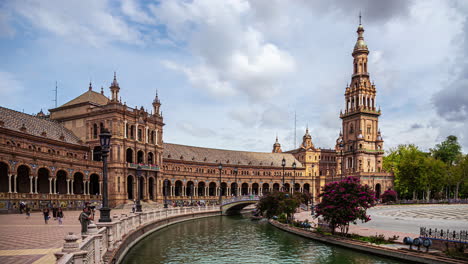 Zeitraffer-Auf-Der-Plaza-De-Sevilla-An-Einem-Teilweise-Bewölkten-Tag,-Während-Boote-Auf-Dem-Fluss-Fahren