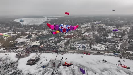 Globos-Aerostáticos-Flotando-Sobre-Un-Lago-Congelado-En-El-Norte-De-Iowa.