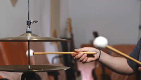 Primer-Plano-Del-Baterista-Tocando-En-El-Estudio-Con-Baquetas-En-Platillos