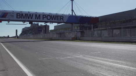 Coches-De-Carreras-Pasando-La-Línea-De-Meta-A-Alta-Velocidad-En-El-Circuito-De-Carreras.