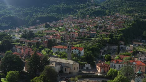 Sonnenbeschienenen-Ossuccio-Dorf-Mit-St