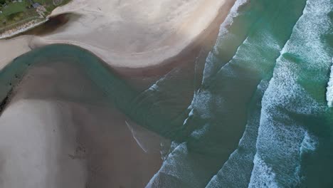 Vogelperspektive-Von-Strand-Und-Bach-Von-Ownil-In-Byron-Bay,-NSW,-Australien-–-Drohnenaufnahme