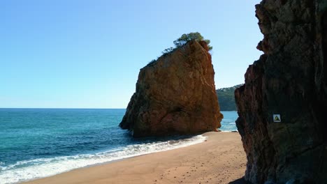 Strand-Ilia-Roja-An-Der-Costa-Brava-Von-Girona,-Felsen-Mitten-Im-Meer,-FKK-Strand