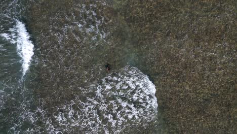 Overhead-View-Of-Sea-Waves-On-O‘ahu-Island-In-Honolulu,-Hawaii