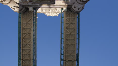 Cielo-Azul-Sobre-El-Puente-De-La-Torre-Con-Dos-Pasillos-Horizontales-En-Londres,-Inglaterra,-Reino-Unido.