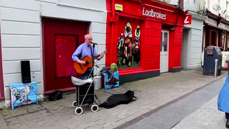 Straßenmusiker-Spielt-Gitarre-Auf-Dem-Bürgersteig,-Galway