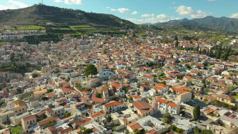 Con-Vistas-A-La-Amplia-Vista-De-Lefkara,-La-Esencia-Del-Pueblo-Con-Sus-Icónicos-Tejados-Anaranjados,-Ubicado-Entre-Las-Montañas-De-Chipre,-Que-Refleja-Una-Combinación-Perfecta-De-Naturaleza-Y-Cultura.