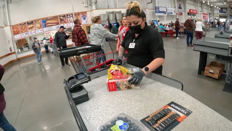 El-Cliente-De-Costco-Se-Guarda-El-Recibo-Y-El-Empleado-Coloca-Los-Artículos-Comprados-En-El-Carrito-Del-Cliente.