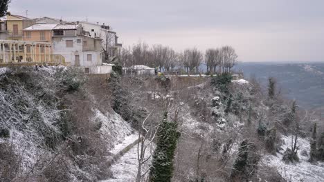 Vista-De-Edificios-Y-Calles-De-Guardiagrele-Bajo-La-Nieve-En-Invierno,-Abruzzo,-Italia.