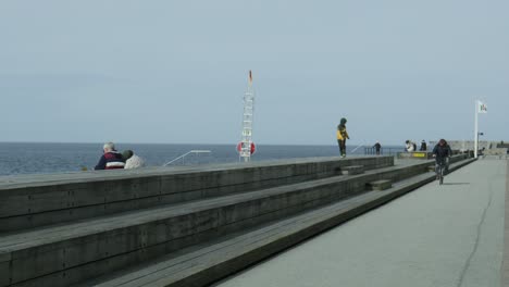 Gente-Relajándose-En-Un-Día-Soleado-En-El-Puerto-Occidental-De-Malmo,-Suecia