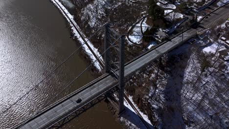 Eine-Luftaufnahme-Der-Bear-Mountain-Bridge-An-Einem-Sonnigen-Tag