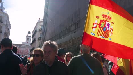 Un-Manifestante-Sostiene-Una-Bandera-Española-Mientras-Se-Reúnen-Durante-Una-Manifestación-Contra-El-Partido-Socialista-Psoe-Que-Acordó-Conceder-Amnistía-A-Las-Personas-Involucradas-En-El-Intento-De-Ruptura-De-2017-En-Cataluña.