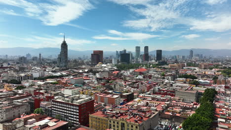 Disparo-Panorámico-De-Drones-Rodeando-El-Centro-Histórico-De-Cdmx,-Día-Soleado-En-La-Ciudad-De-México