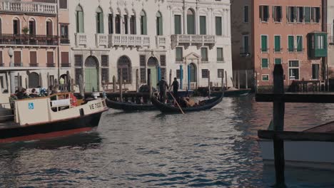 Gondelfahrt-Auf-Dem-Canale-Grande,-Venedig