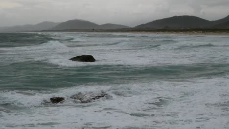Meereswellen-Nach-Einem-Zyklon,-Der-An-Florianopolis,-Santa-Catarina,-Brasilien-Vorbeizieht