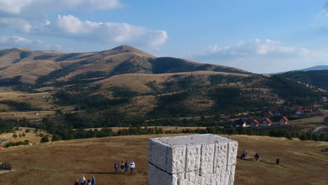 Ascending-above-Monument-To-The-Executed-Partisans-Of-Zlatibor-Serbia,-revealing-a-beautiful-mountain-landscape