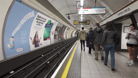 Los-Viajeros-De-La-Línea-Bakerloo-Esperan-Ansiosamente-En-La-Plataforma-De-Oxford-Circus-Para-El-Tren-Del-Metro.