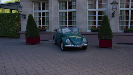 Volkswagen-Beetle-Coche-Estacionado-Afuera-De-La-Casa-En-Baden-Baden,-Alemania