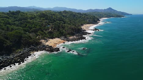 Costa-Rocosa-De-Sayulita,-México-Mientras-El-Dron-Vuela-Hacia-Atrás