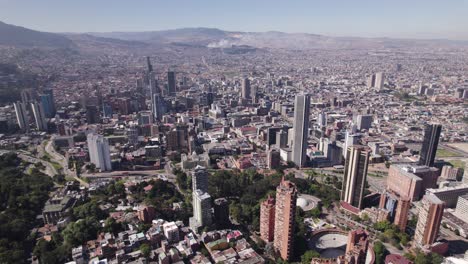 Horizonte-De-Bogotá-Desde-Monserrate,-Colombia---Paso-Elevado-Aéreo