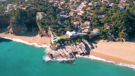 Vistas-Aéreas-De-Lujosa-Casa-Con-Vistas-Al-Mar,-Sobre-Un-Acantilado-En-La-Playa-De-Pals-Begur-Costa-Brava.