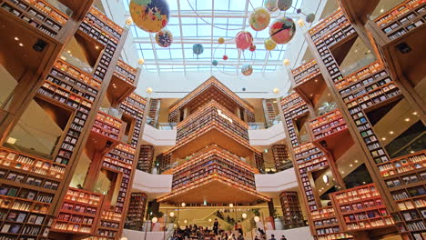 Innenansicht-Der-Bibliothek-Des-Grand-Starfield-Suwon-Hall-Mit-Offener,-Geräumiger-Umgebung-Und-Natürlichem-Licht---Niedriger-Winkel