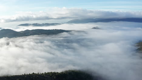 Neblige-Berge-Mit-Baumwipfeln,-Die-Aus-Dem-Wolkenmeer-Auftauchen,-Ruhige-Naturszene