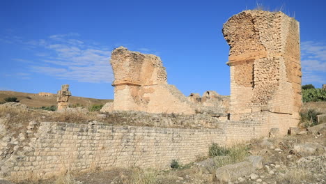 Ruinas-De-Dougga-Contra-El-Cielo-Azul,-Antiguas-Estructuras-Romanas-En-Túnez,-Sitio-Histórico