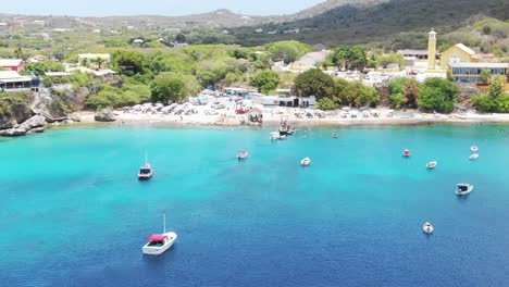 Playa-Piskado-Con-Aguas-Cristalinas-Y-Barcos,-Día-Soleado-En-Curaçao,-Vista-Aérea