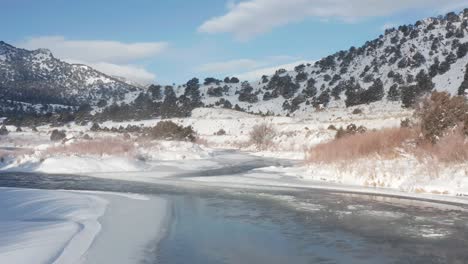 Malerischer-Schneebedeckter-Gebirgsfluss-Mit-Eisfluss-Und-Nebel