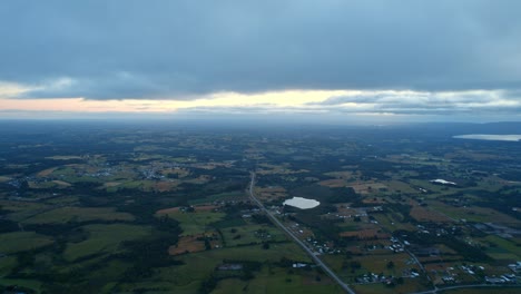 Beeindruckende-Aussicht-Von-Oben-Auf-Eine-Natürliche-Umgebung-In-Chiloé-Bei-Sonnenuntergang-Mit-Wolken,-Dramatische-Und-öde-Landschaft