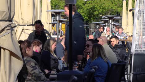 Grupos-De-Jóvenes-Se-Sientan-En-Un-Restaurante-Al-Aire-Libre-En-Estocolmo,-Suecia