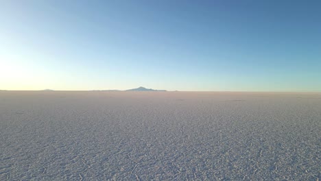 Begeben-Sie-Sich-Auf-Eine-Drohnenreise-Und-Schweben-Sie-Schnell-über-Der-Wüste-Uyuni-In-Bolivien