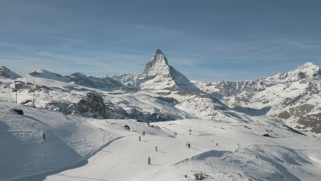 Skifahren-Im-Gornergrat-Bahnhof-Mit-Matterhorn-Im-Hintergrund---4K-Filmmaterial-Aus-Der-Drohne