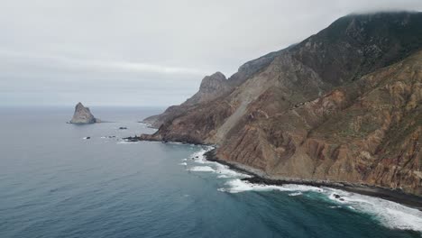 Luftaufnahme-Der-Klippen-Und-Des-Ozeans-Auf-Teneriffa-An-Einem-Bewölkten-Tag