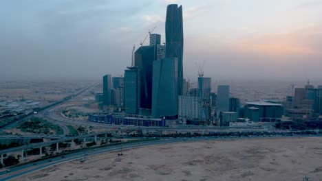 Vista-Aérea-Del-Proyecto-Financiero-Del-Rey-Abdullah-Al-Atardecer,-Riad,-Arabia-Saudita