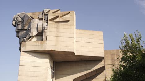 Escultura-De-águila-De-Hormigón-En-El-Monumento-Estatal-Búlgaro-En-Shumen,-Toma-Estática