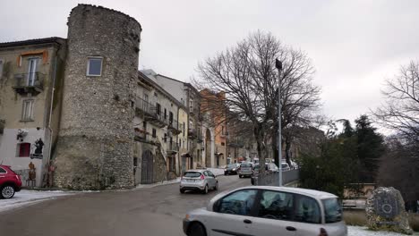 Vista-De-Los-Caminos-Que-Conducen-A-La-Entrada-A-La-Parte-Superior-De-Guardiagrele-Bajo-La-Nieve-En-Invierno,-Abruzzo,-Italia.