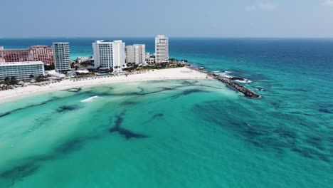 Las-Claras-Aguas-Turquesas-De-Cancún-Y-Las-Playas-De-Arena-Blanca-Con-Complejos-Turísticos,-Vista-Aérea.