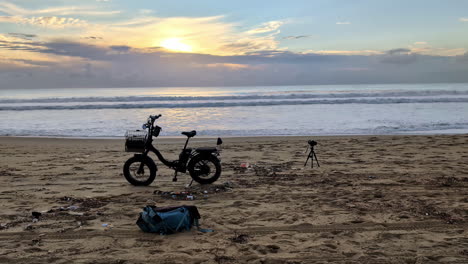 Statische-Aufnahme-Eines-Elektrofahrrads,-Das-Bei-Sonnenuntergang-Am-Strand-Von-Manhattan-Geparkt-Ist