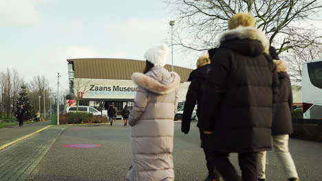 Familie-Zu-Fuß-Zum-Zaans-Museum,-Familienausflug,-Zusammensein,-Wochenendaktivität