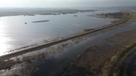 Überschwemmung-Wiese-Fluss-Überlauf-Wasser-Brücke-Straße-Luft-Dolly-Zurück