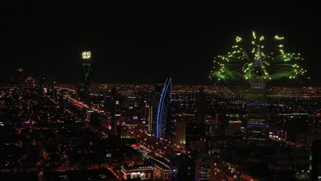 Toma-Aérea-De-Fuegos-Artificiales-Desde-La-Torre-Al-Faisaliyah-Y-Otras-Torres.